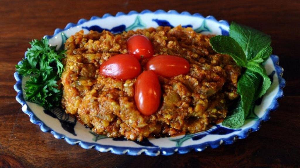 طرز تهیه میرزا قاسمی با بادمجان کبابی و طعم دودی