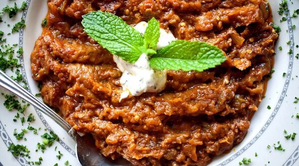 طرز تهیه میرزا قاسمی با بادمجان کبابی و طعم دودی